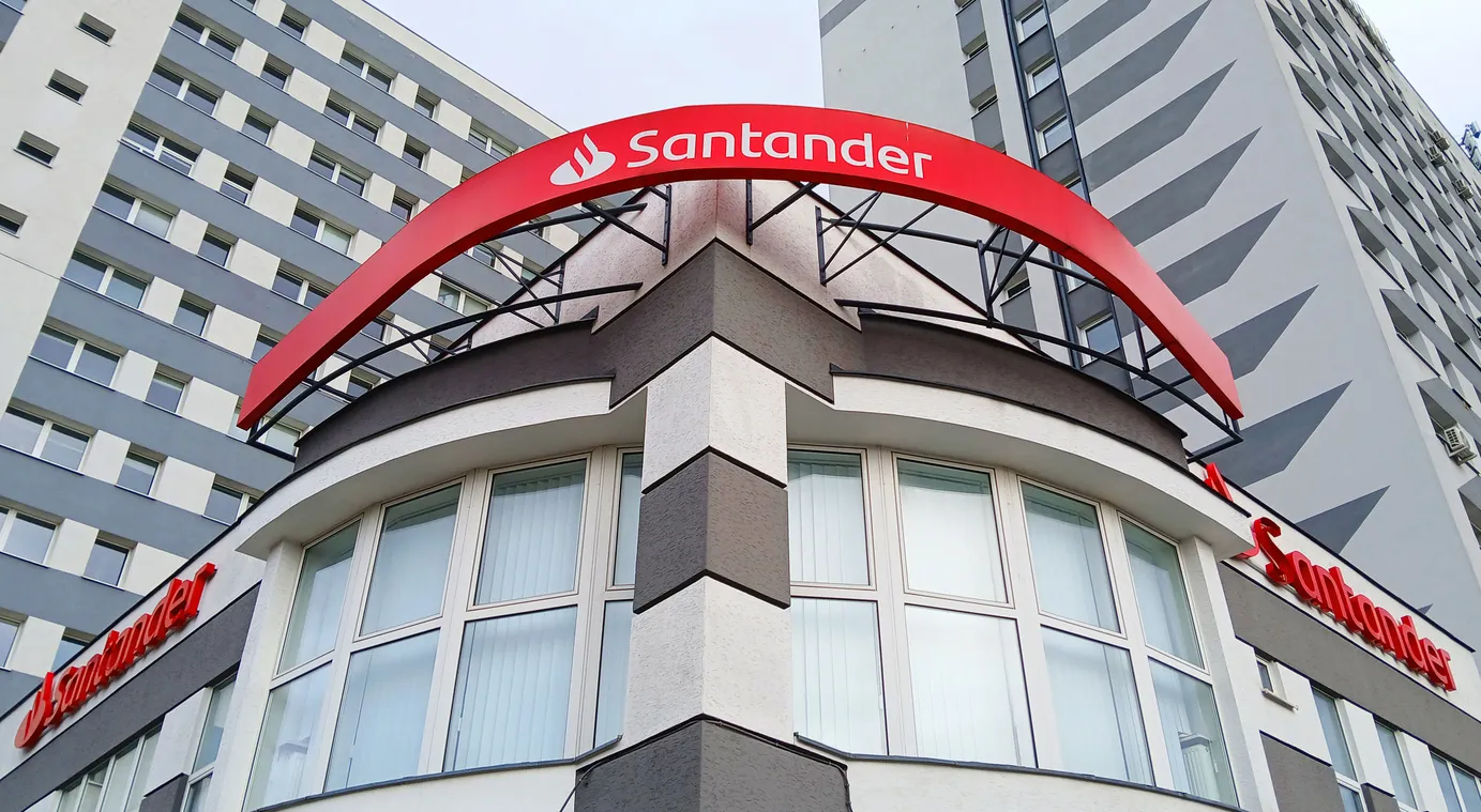 Banco Santander en un gran ciudad 