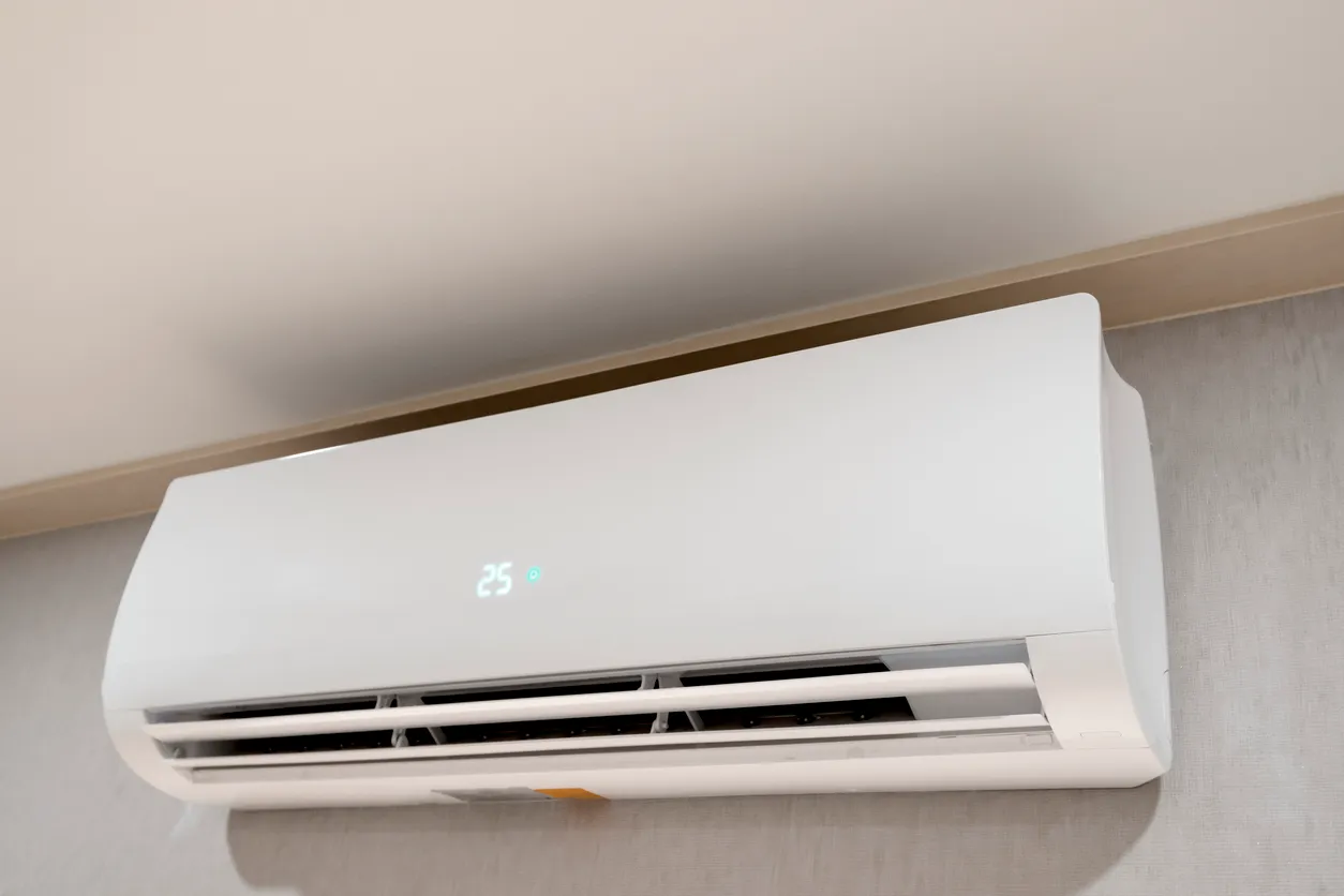 Instalación de aire acondicionado inverter en un diseño interior de colores de pared gris moderno para una idea de oficina co