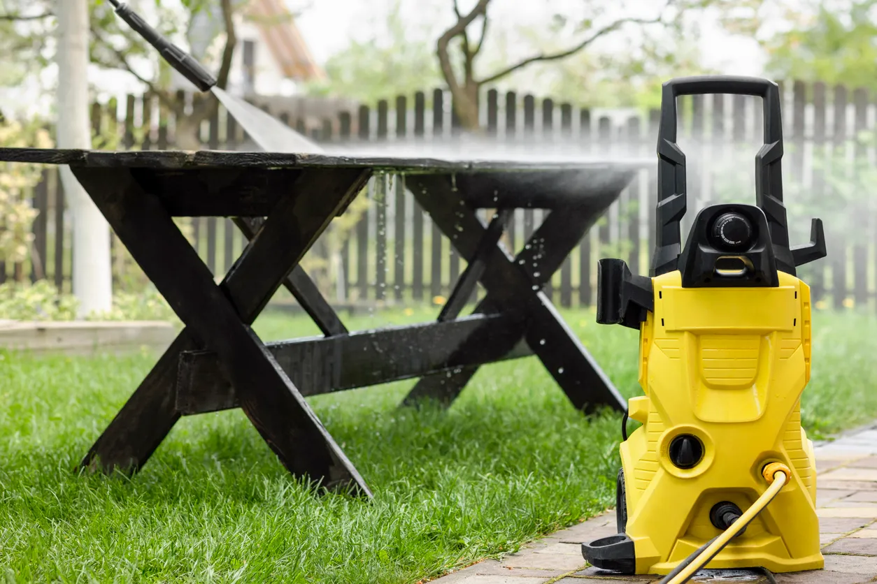 Mesa de jardín de lavado con lavadora Power Jet Karcher.