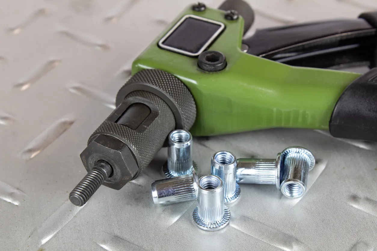 Guía para elegir remachadoras para tuercas remachables