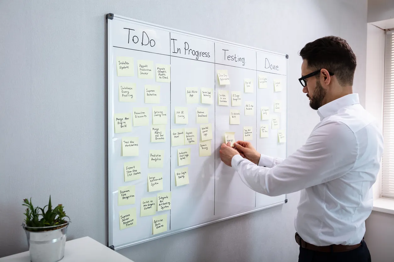 Persona ordenando sus prioridades mediante la metodología SCRUM
