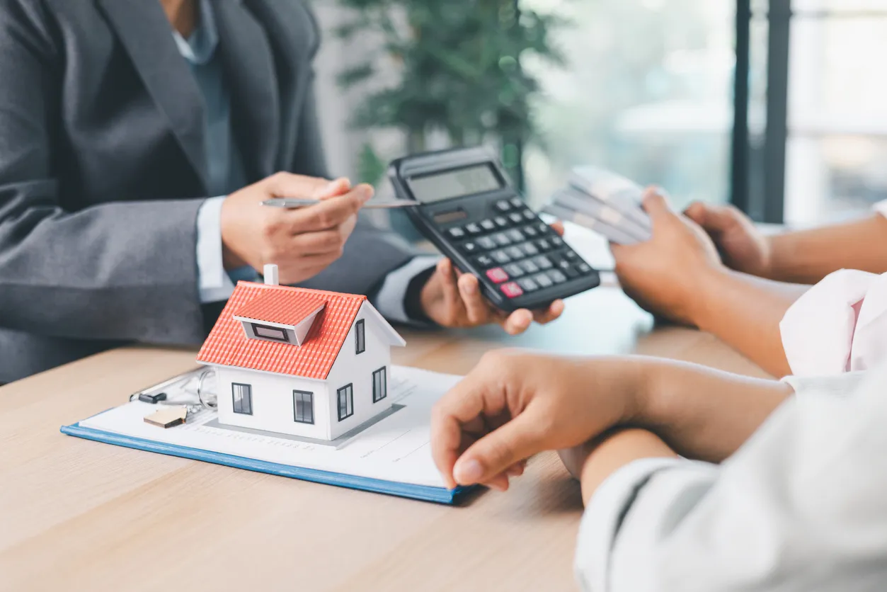 Persona revisando las opciones de credito para casa