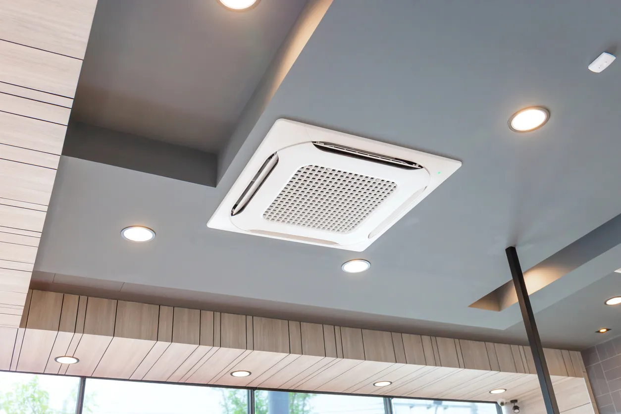 Sistema de aire acondicionado tipo cassette montado en el techo moderno de una casa