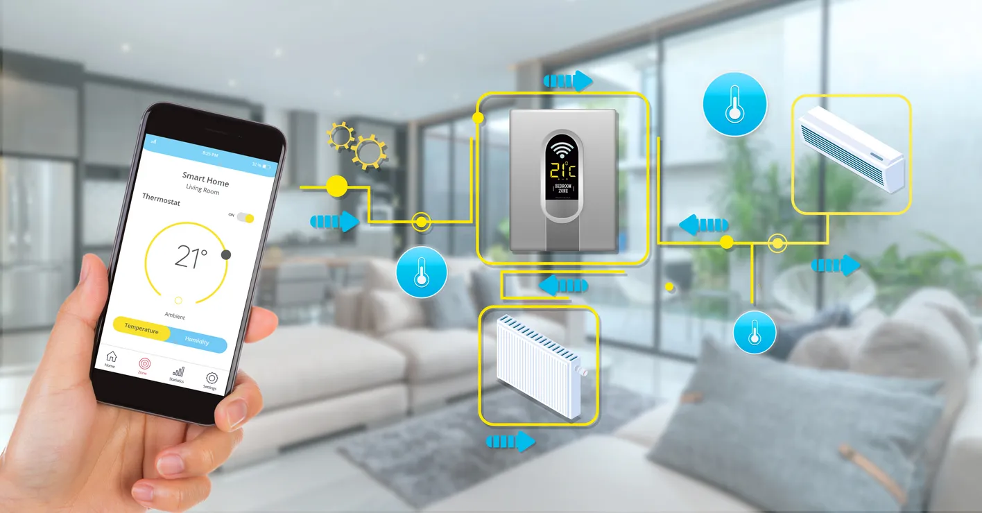 Concepto de casa inteligente: hombre sosteniendo un teléfono inteligente con una aplicación de domótica,