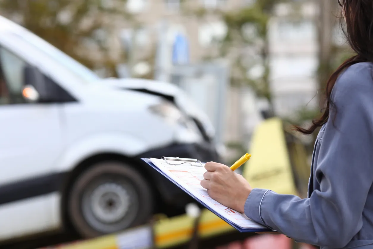 El agente de seguros llena el papeleo después del accidente