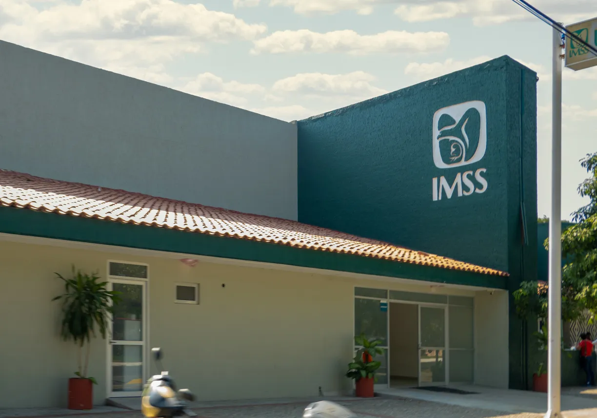 Vista exterior de una IMSS Unidad de Medicina Familiar (UMF) en México, con el logotipo de la institución en la fachada verde