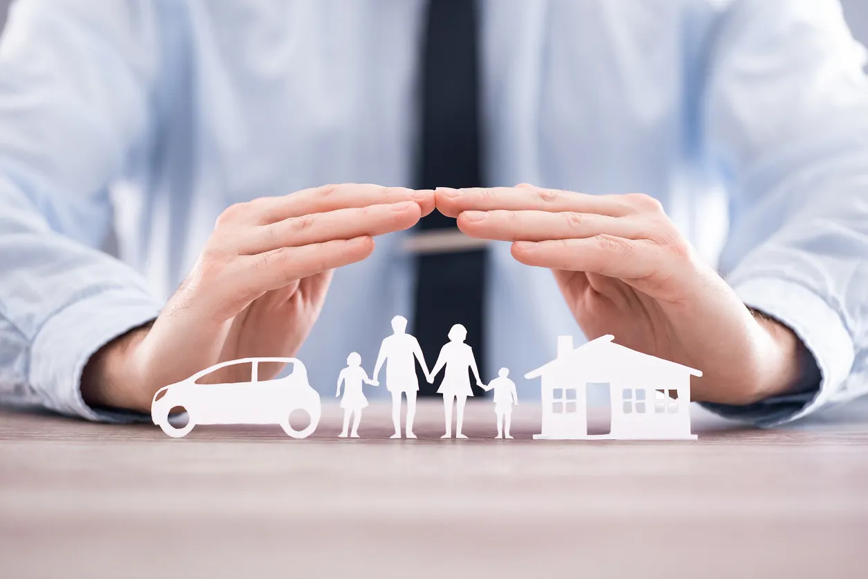 Seguro que protege la salud familiar en vivo, casa y concepto de coche