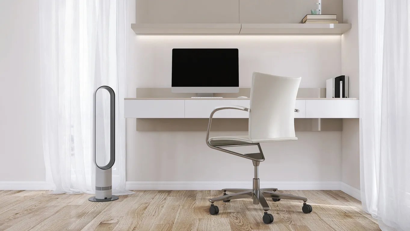 Escritorio de trabajo beige empotrado con computadora, estante, silla de oficina de cuero, ventilador multiplicador de aire