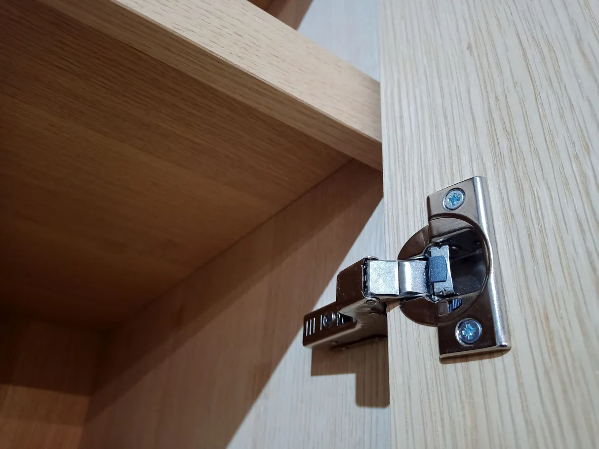 Bisagra de muebles de 35 milímetros en el lateral de un armario