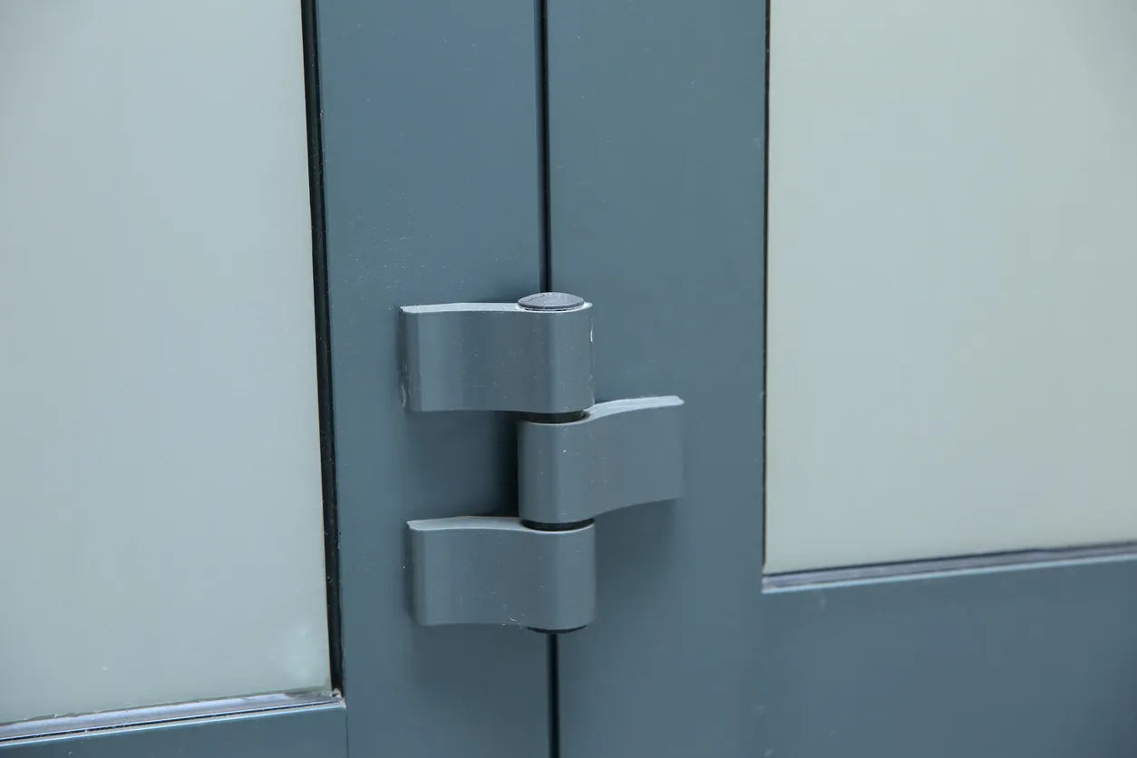 Carpintería puerta de marco de aluminio y con un vaso de llenado con una pegatina que hace el tren opaco y da un color blanco