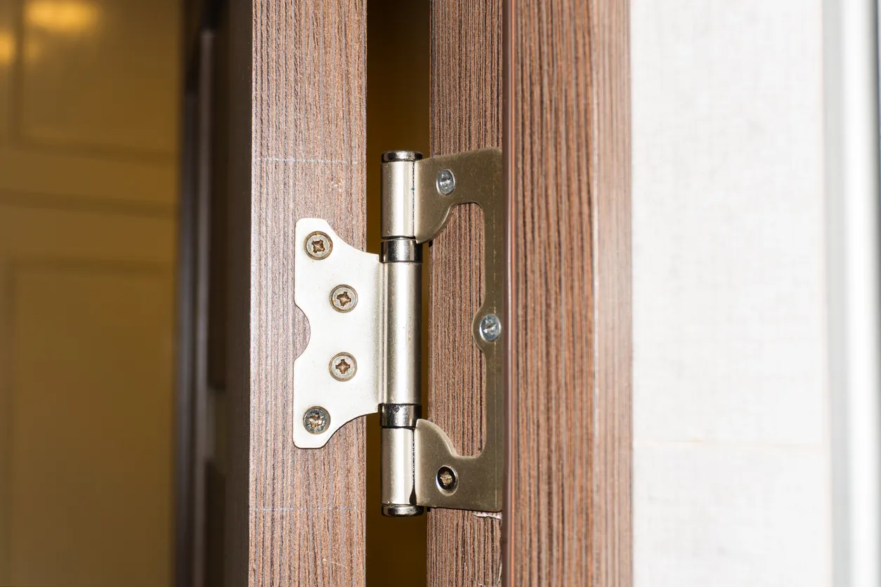 Bisagras de mariposa, bisagras de puerta mariposa, bisagras antiguas de una puerta de madera en un piso, reparación de bisagr