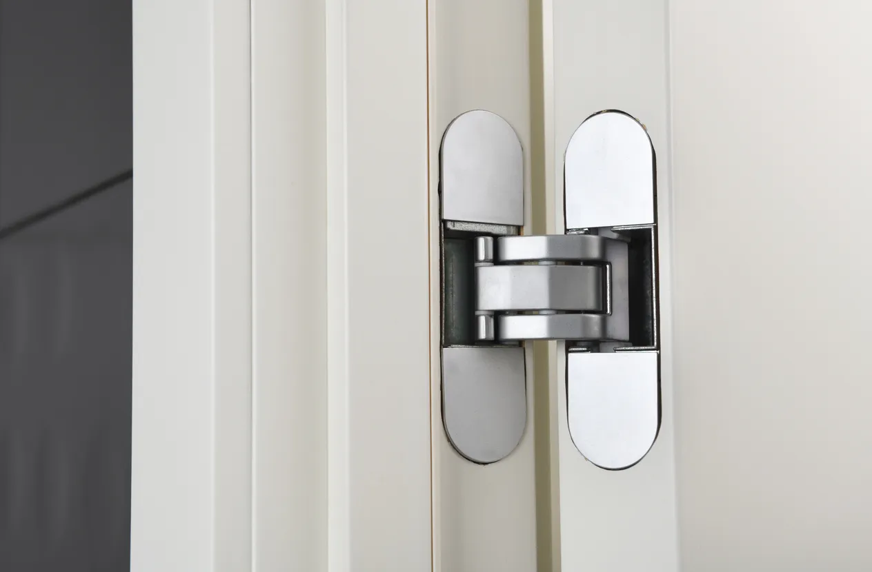 Nuevas y modernas bisagras de metal ocultas en puertas de madera blanca