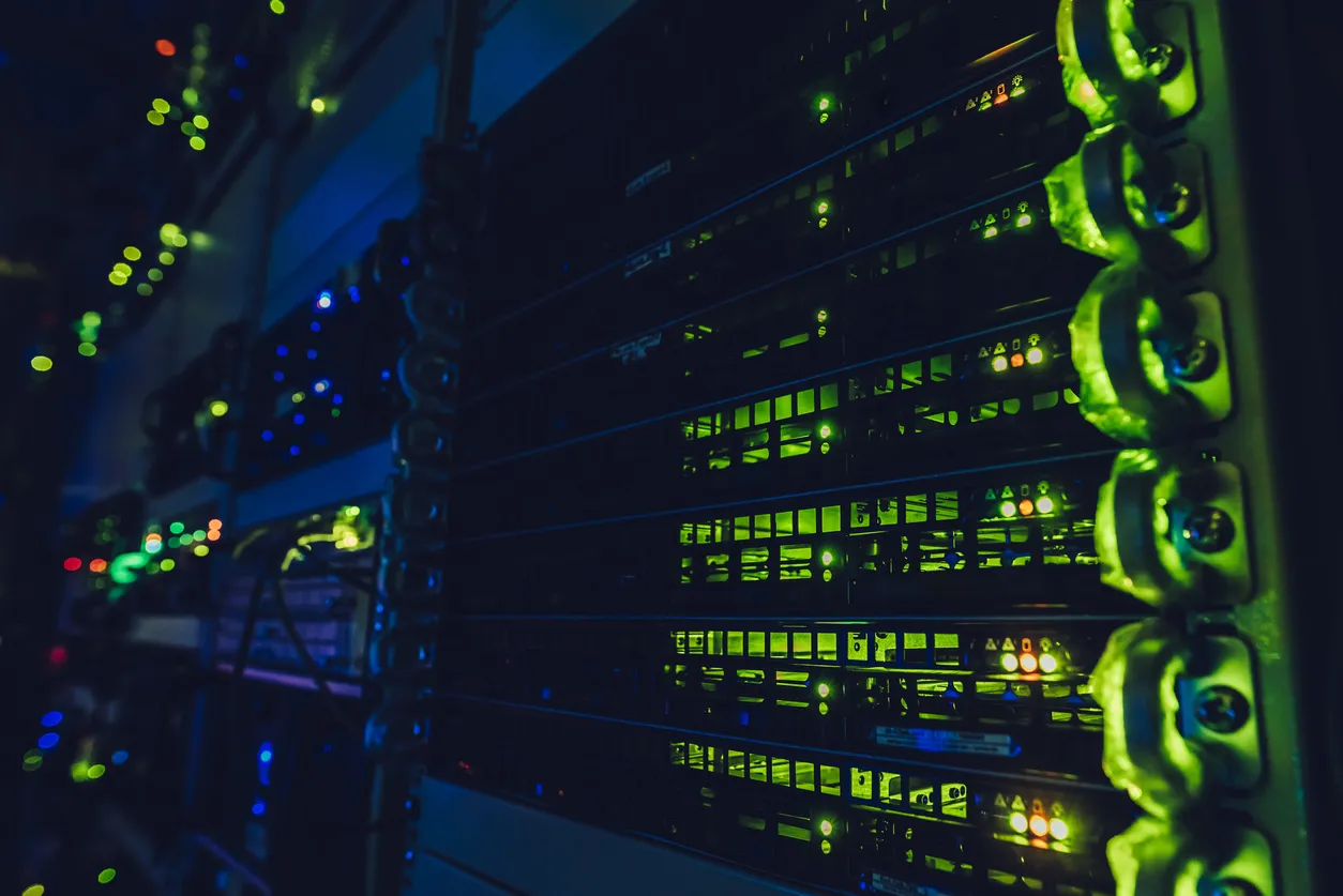 Factores que influyen en el rendimiento de la temperatura en sistemas de liquid cooling dentro de infraestructuras de enfriam