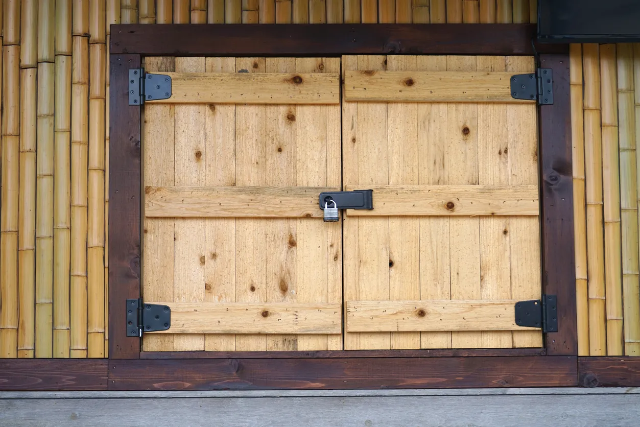 Puerta de madera con cerradura vieja como fondo