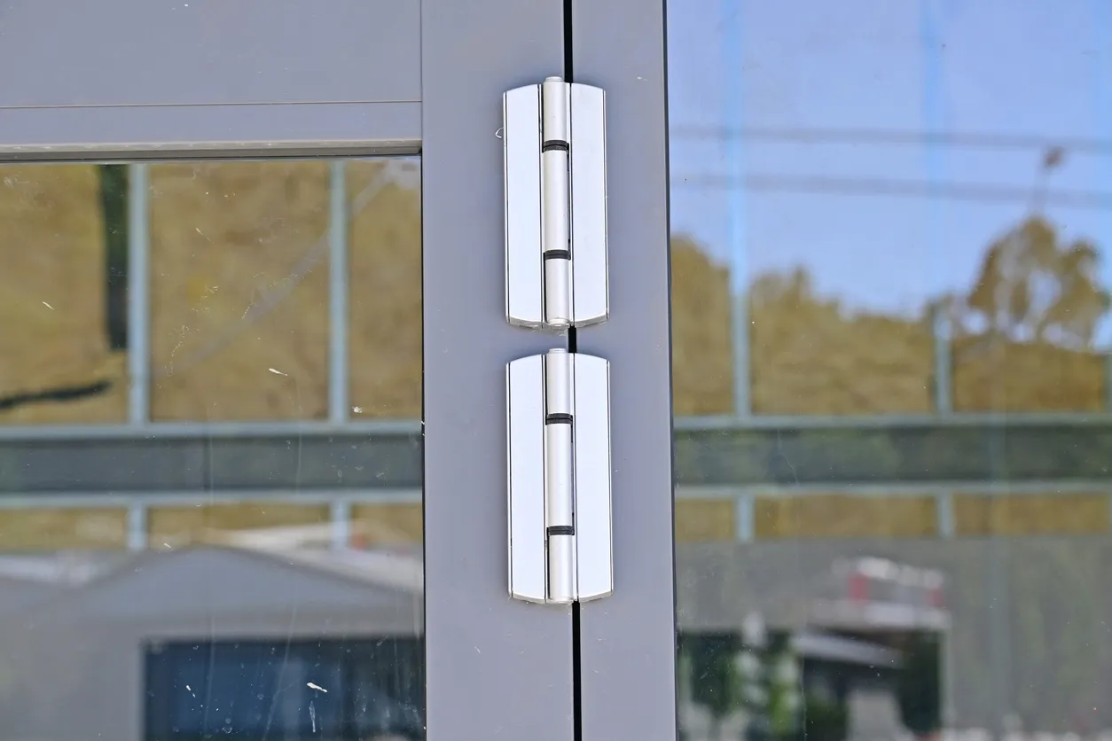 Comparativa de Bisagras Para Puertas De Aluminio y Casos de Uso