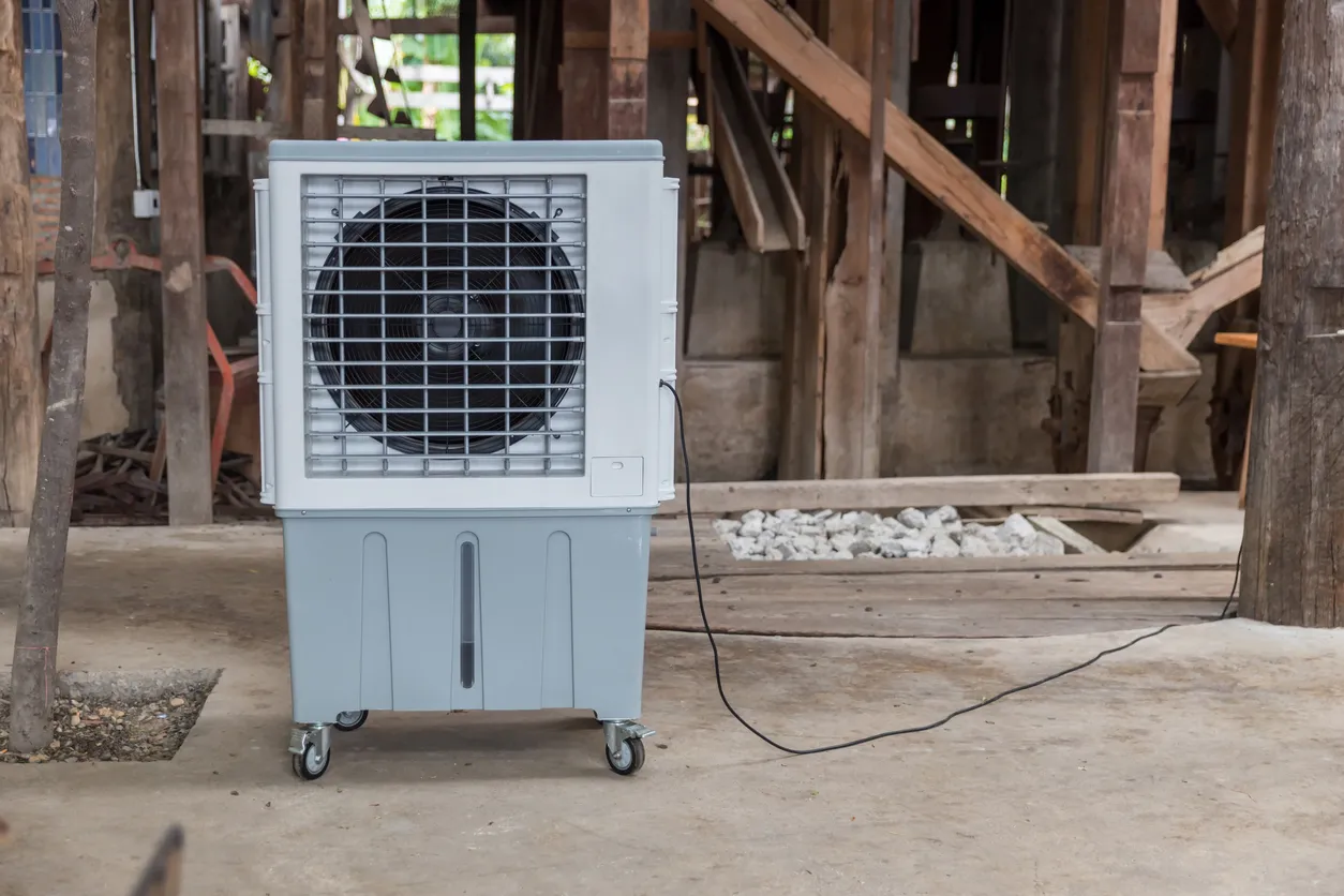 Ventilador de enfriamiento por evaporación. Aire acondicionado. Enfriador de aire portátil y humidificador con ruedas.