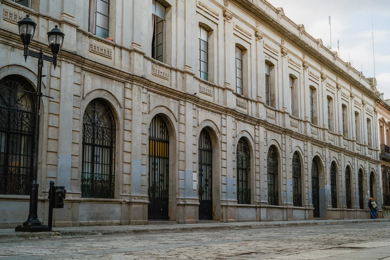 Fotografía del edificio del Instituto de Ciencias y Artes de Oaxaca desde uno de sus laterales en la calle Macedonia Alcalá 