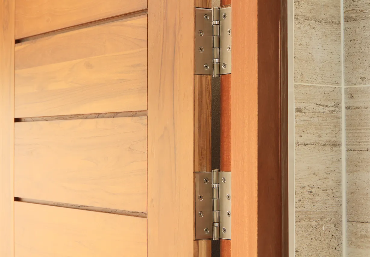 Puerta de madera con bisagra 