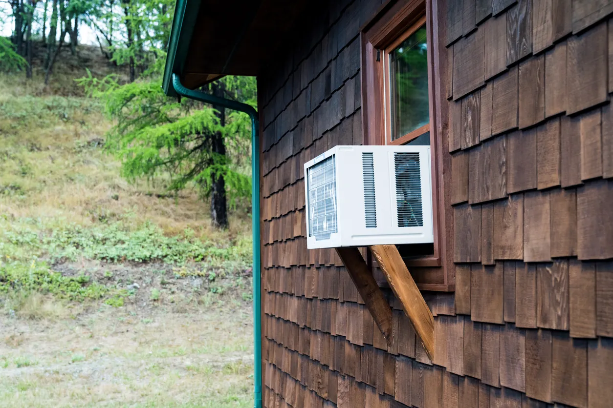 Unidad de aire acondicionado de ventana en una cabaña