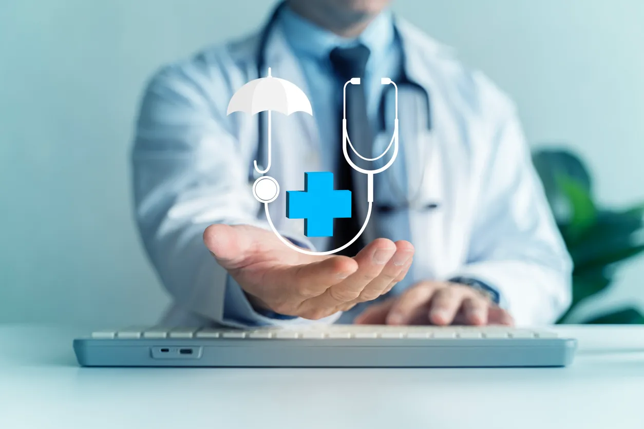 Médico ofreciendo símbolo de protección sanitaria con paraguas y estetoscopio, concepto de seguro médico