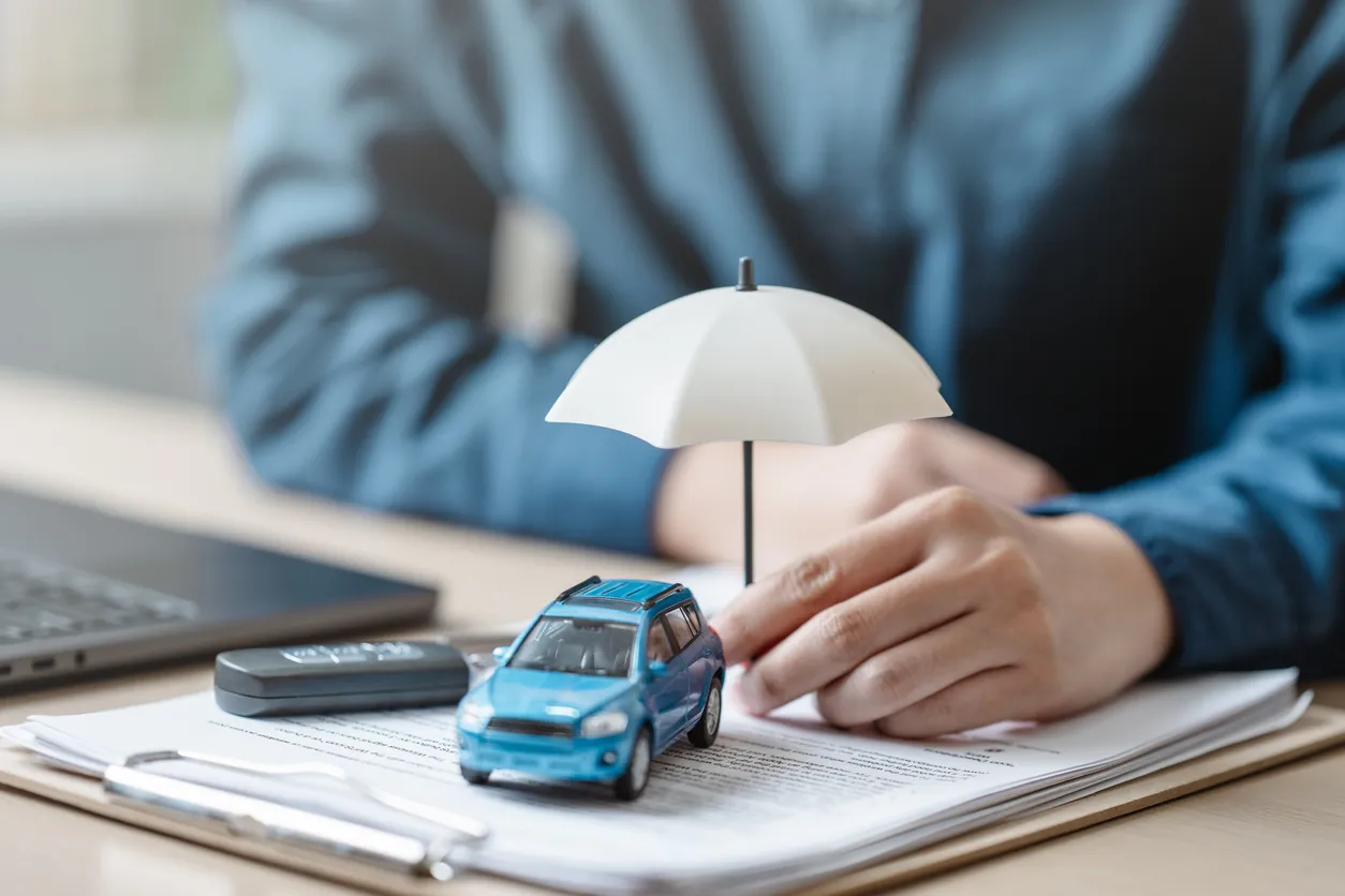 Concepto de protección de seguro de automóvil. 