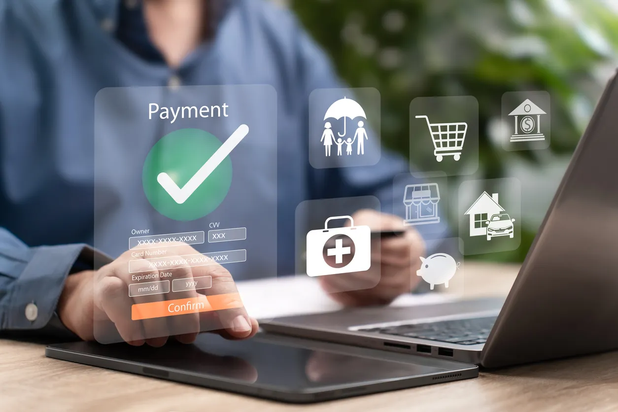 Concepto de marketing digital de seguridad en el pago online, empresario usando una tableta para introducir tarjetas