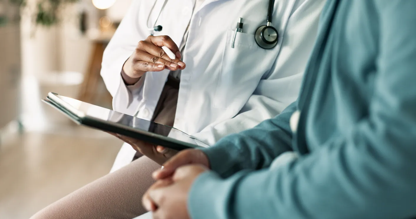 Tableta, manos y paciente con el médico en el hospital para consulta con resfriado, gripe y enfermedad.