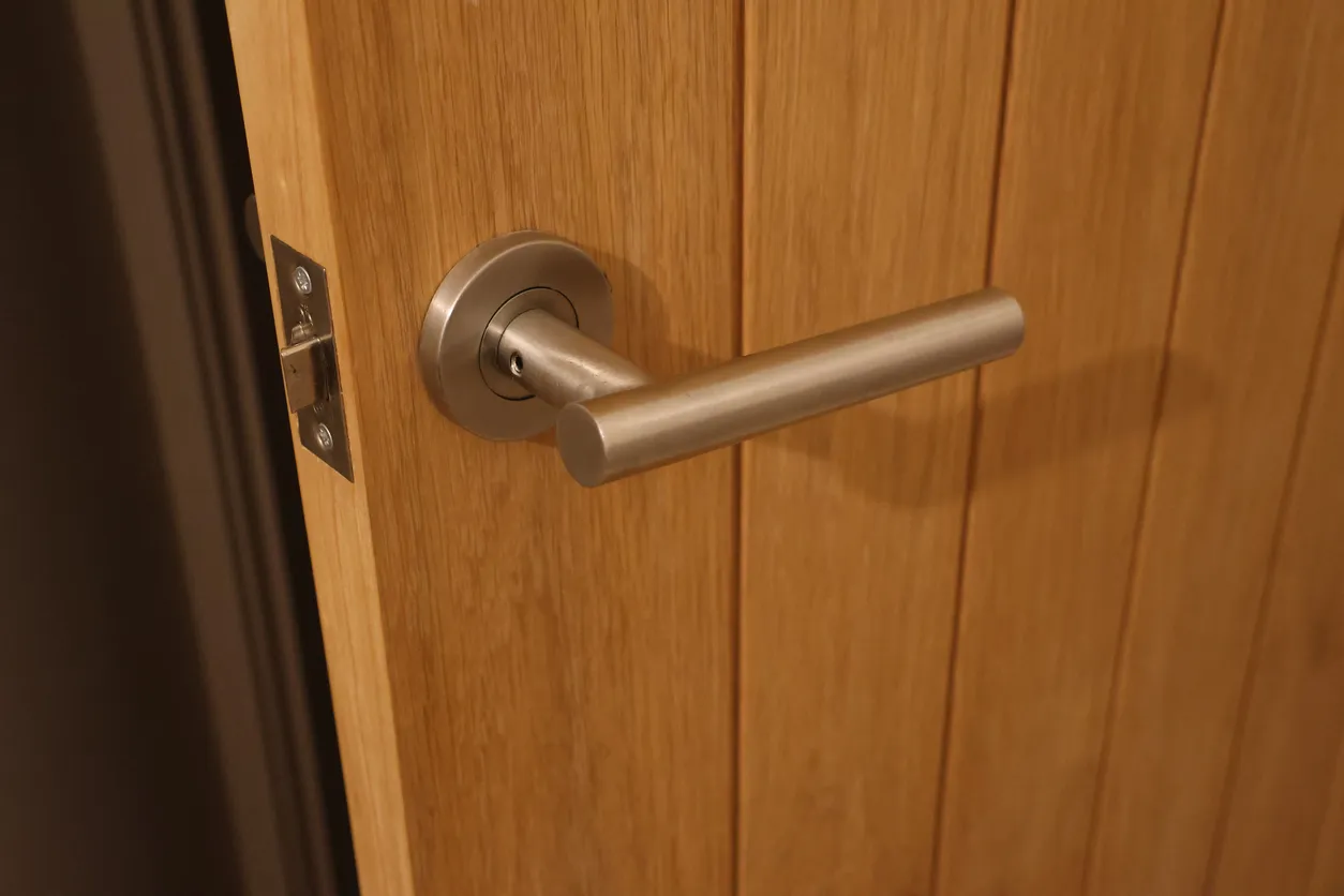 Un pomo de puerta aparece en una puerta de madera