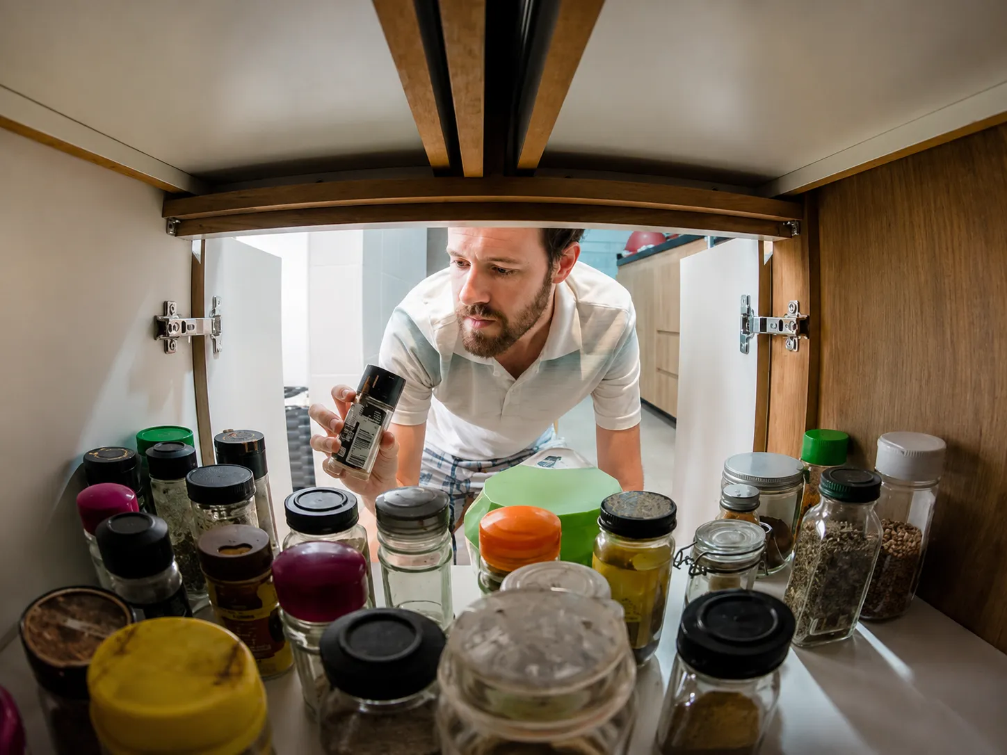 Hombre seleccionando especias para cocinar en casa 