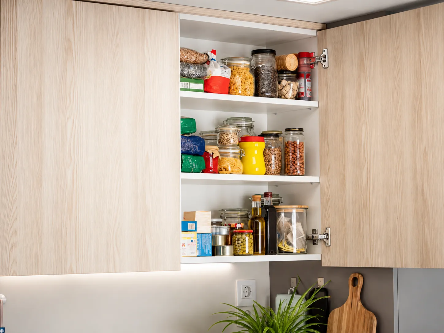 Gabinete de cocina lleno de comestibles. Espacio de copia