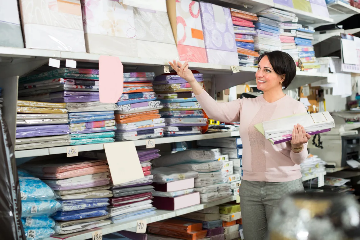 Mujer comprando sabánas en una tienda