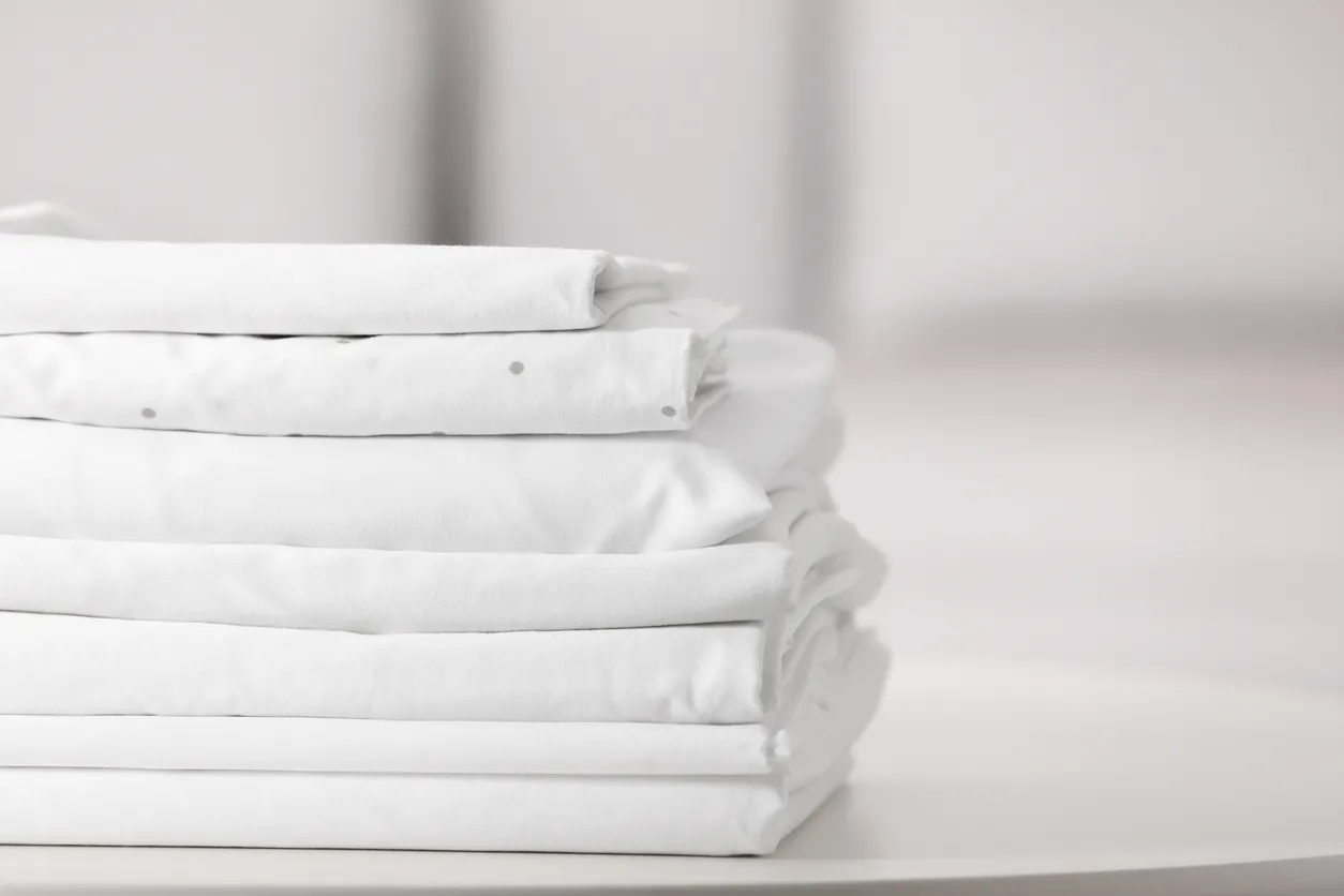 Sabanas apiladas en tienda de ropa de cama