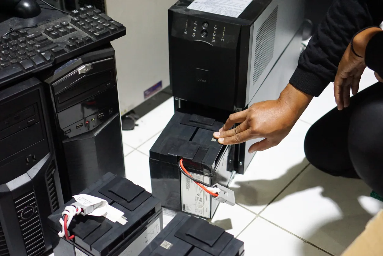 En la sala de servidores, la batería del UPS está conectada a un sistema de suministro de energía de emergencia 