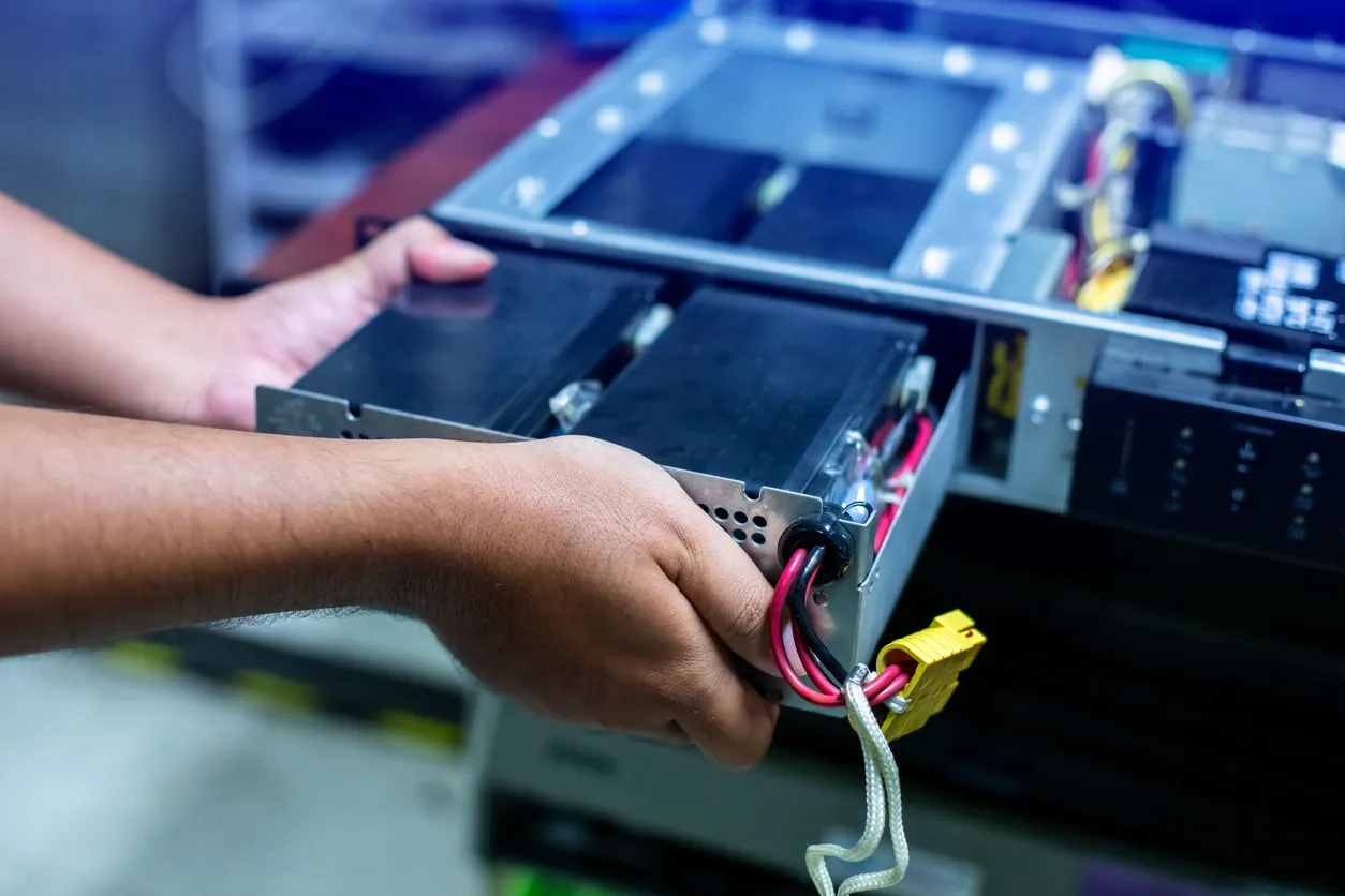 El enfoque selectivo en el soporte técnico es reemplazar las baterías de UPS