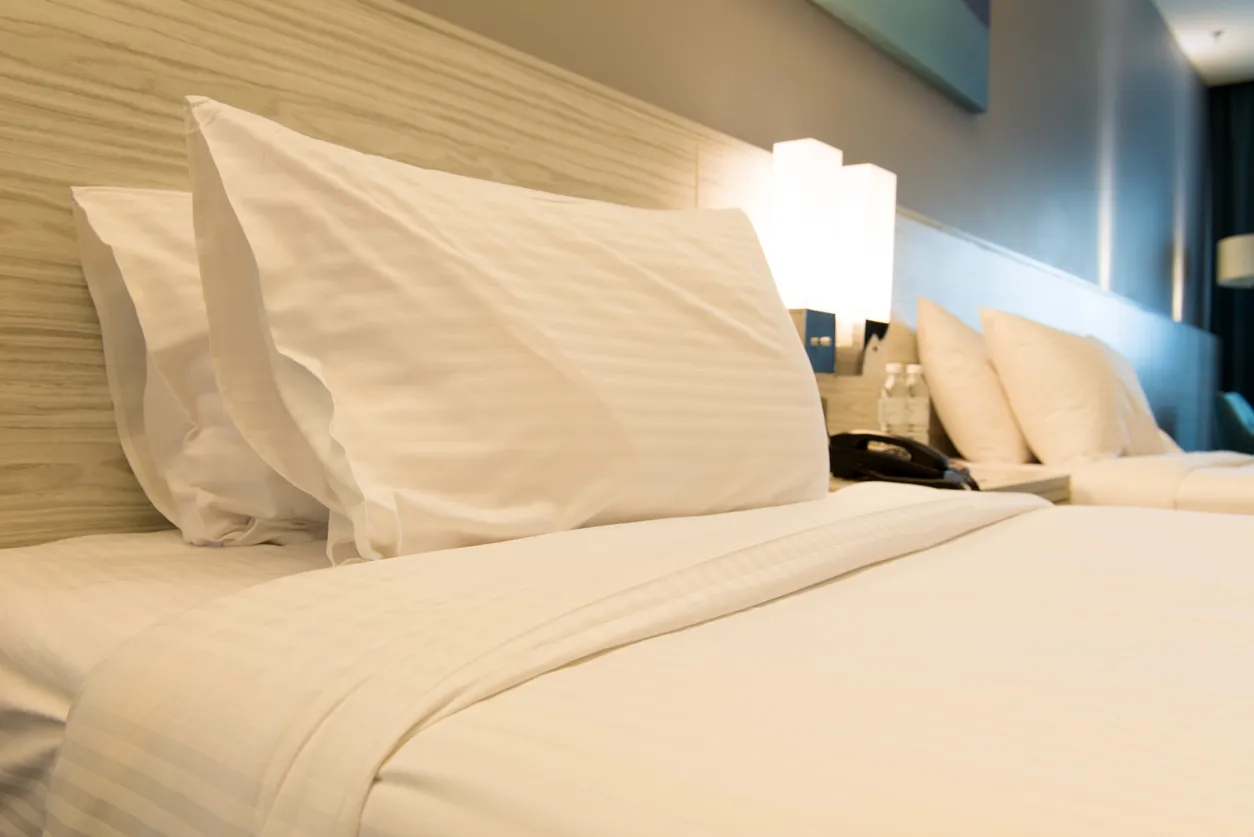 Cama en hotel moderno