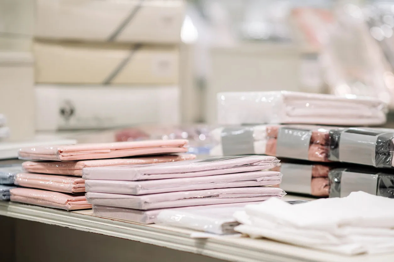 Estante con sábanas en exhibición en tienda moderna