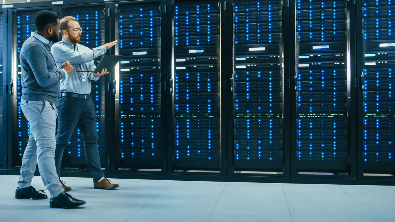 Enfriamiento directo al chip, liquid cooling para data centers, eficiencia térmica y selección de sistemas de refrigeración.