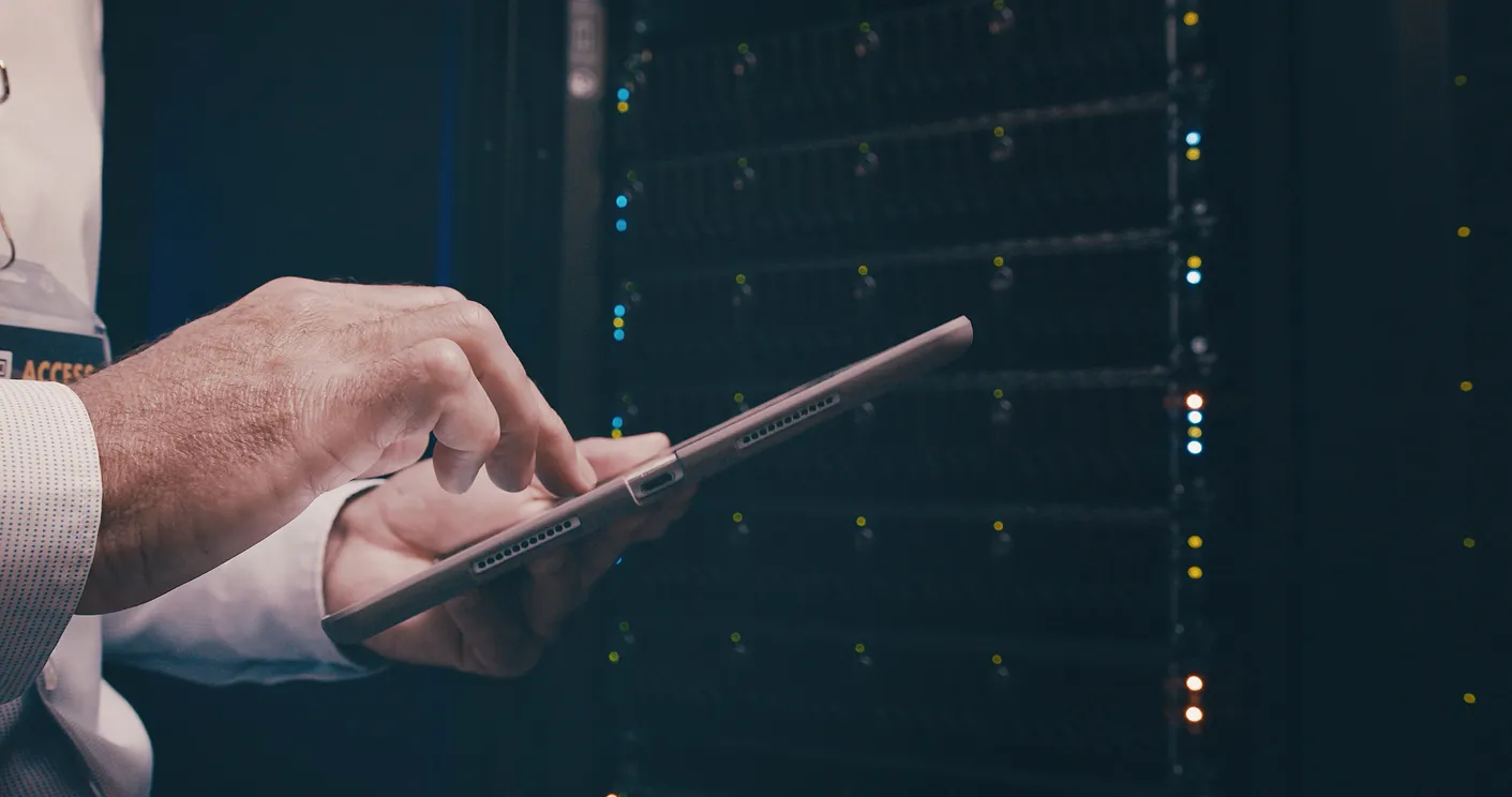 Sistemas de enfriamiento líquido para data centers, diseño térmico, operación continua y máxima eficiencia energética.