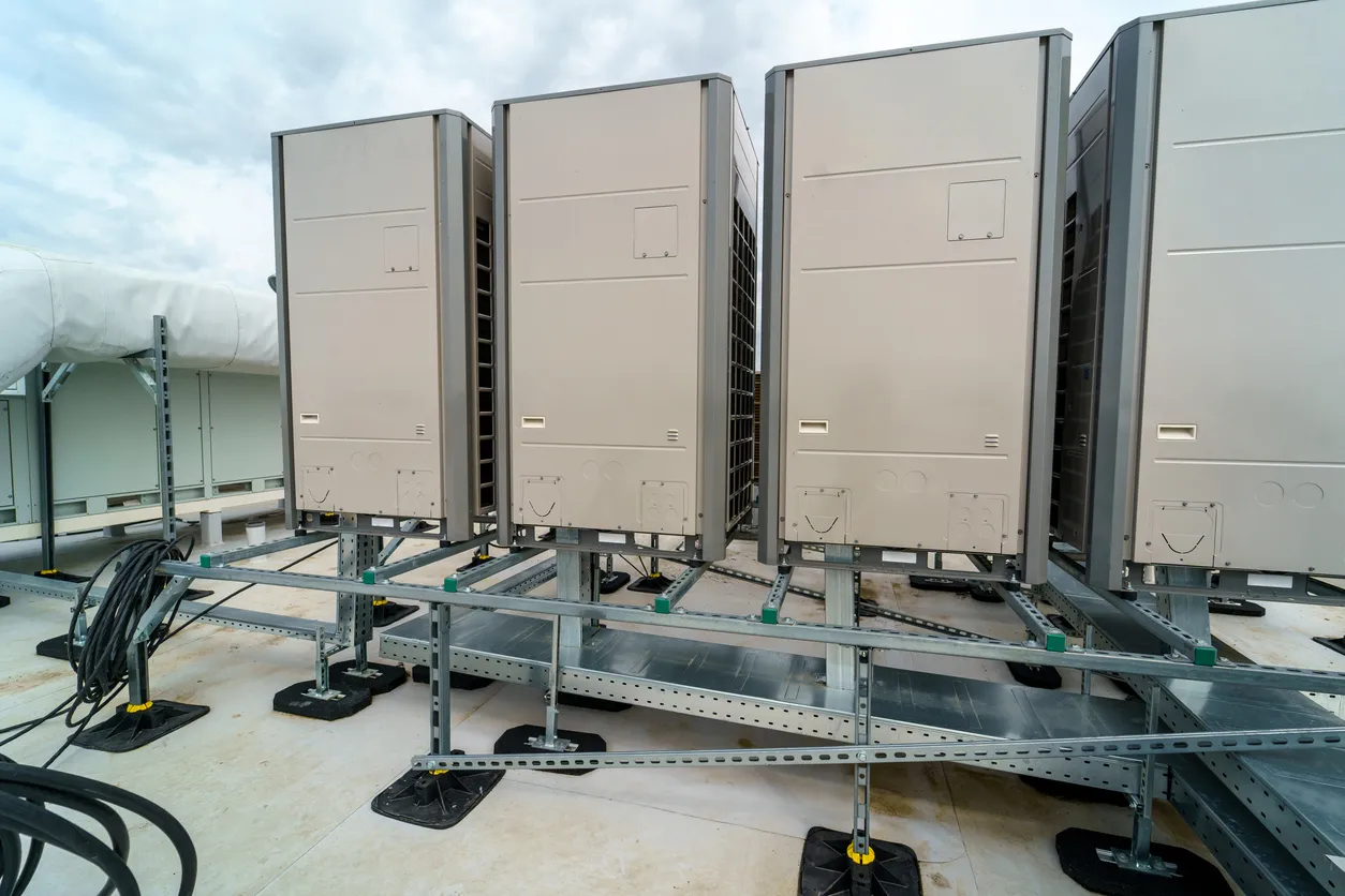 Sistema de aire acondicionado y ventilación multizona. Unidades exteriores en la azotea de un gran edificio industrial.