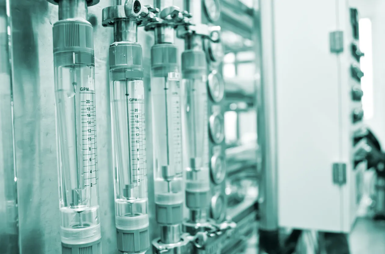 Medidor de agua pura en industria petroquímica