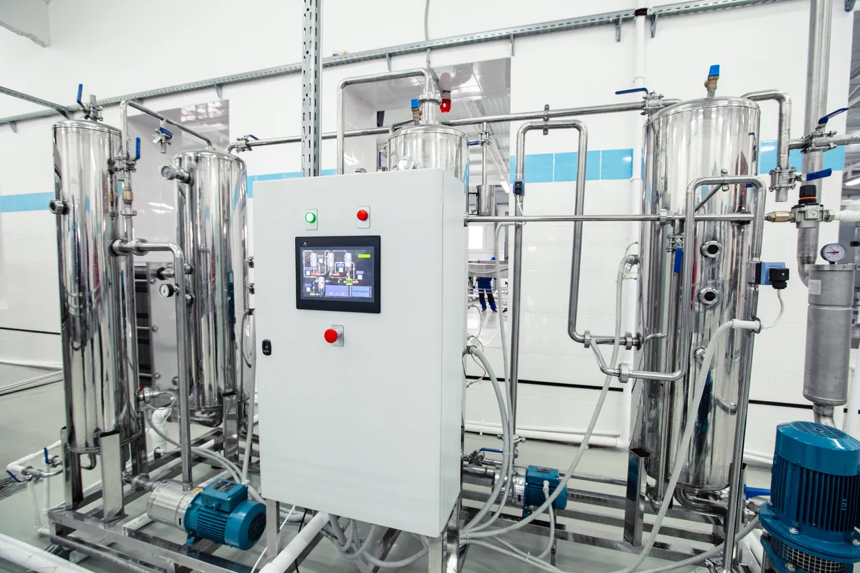 Maquinaria industrial moderna en una instalación limpia para semiconductores