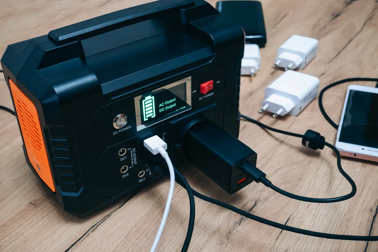 Estación de energía portátil Lithium cargando computadoras portátiles, teléfonos inteligentes