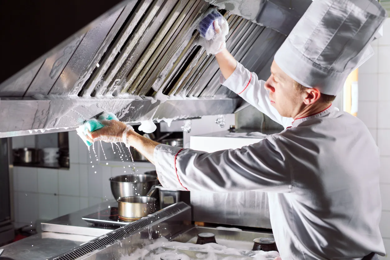 Jornada sanitaria en el restaurante. Se repite la limpieza del lugar de trabajo. Los cocineros lavan el horno, la estufa
