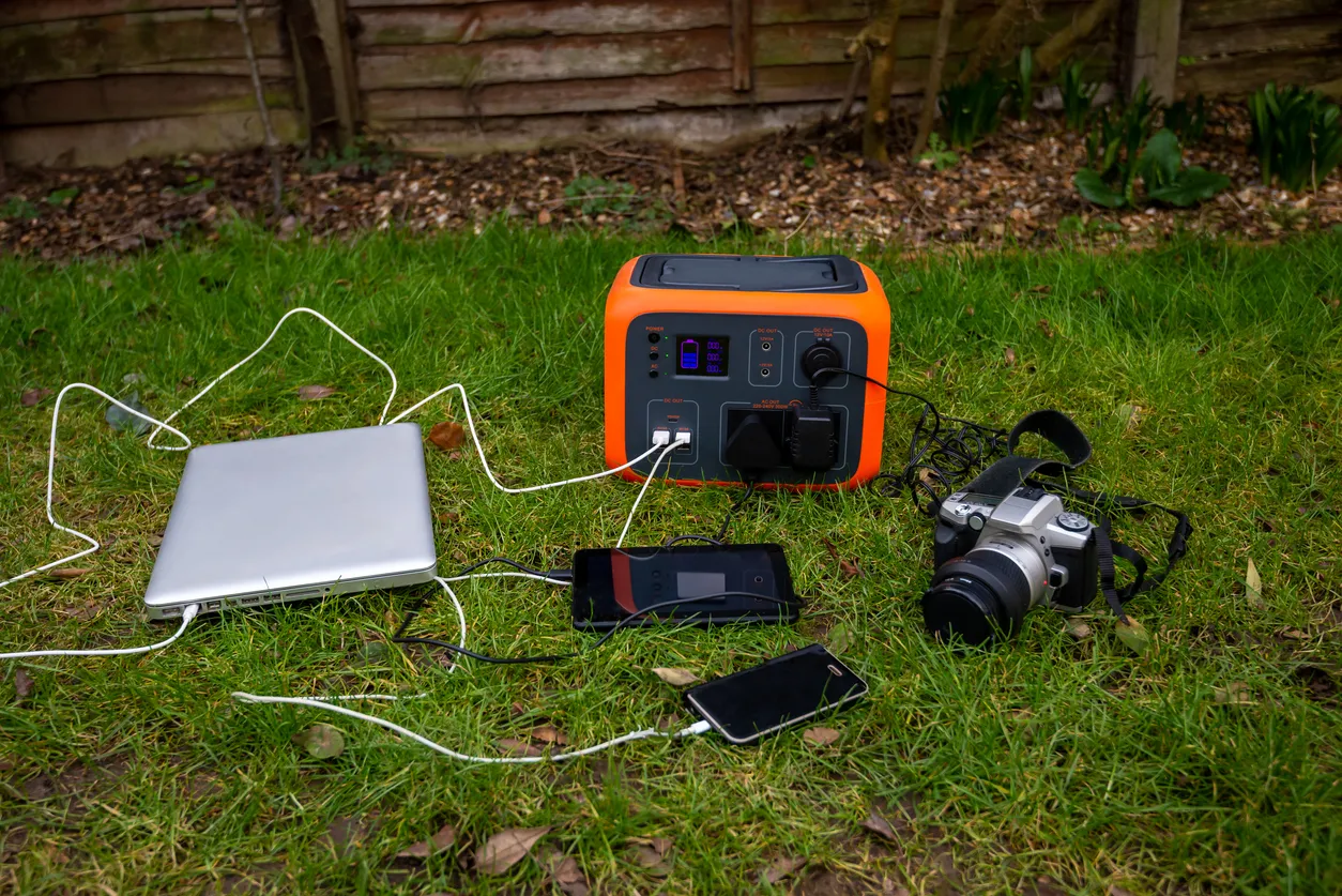 Estación de energía portátil con generador solar para cargar portátiles, tabletas y cámaras al aire libre.