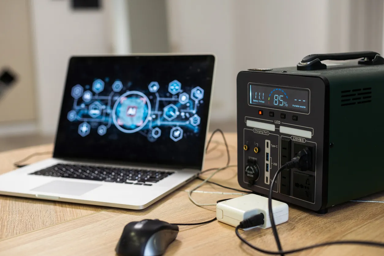 Detrás de las cámaras de la producción o grabación de video. Auriculares, equipo de video 