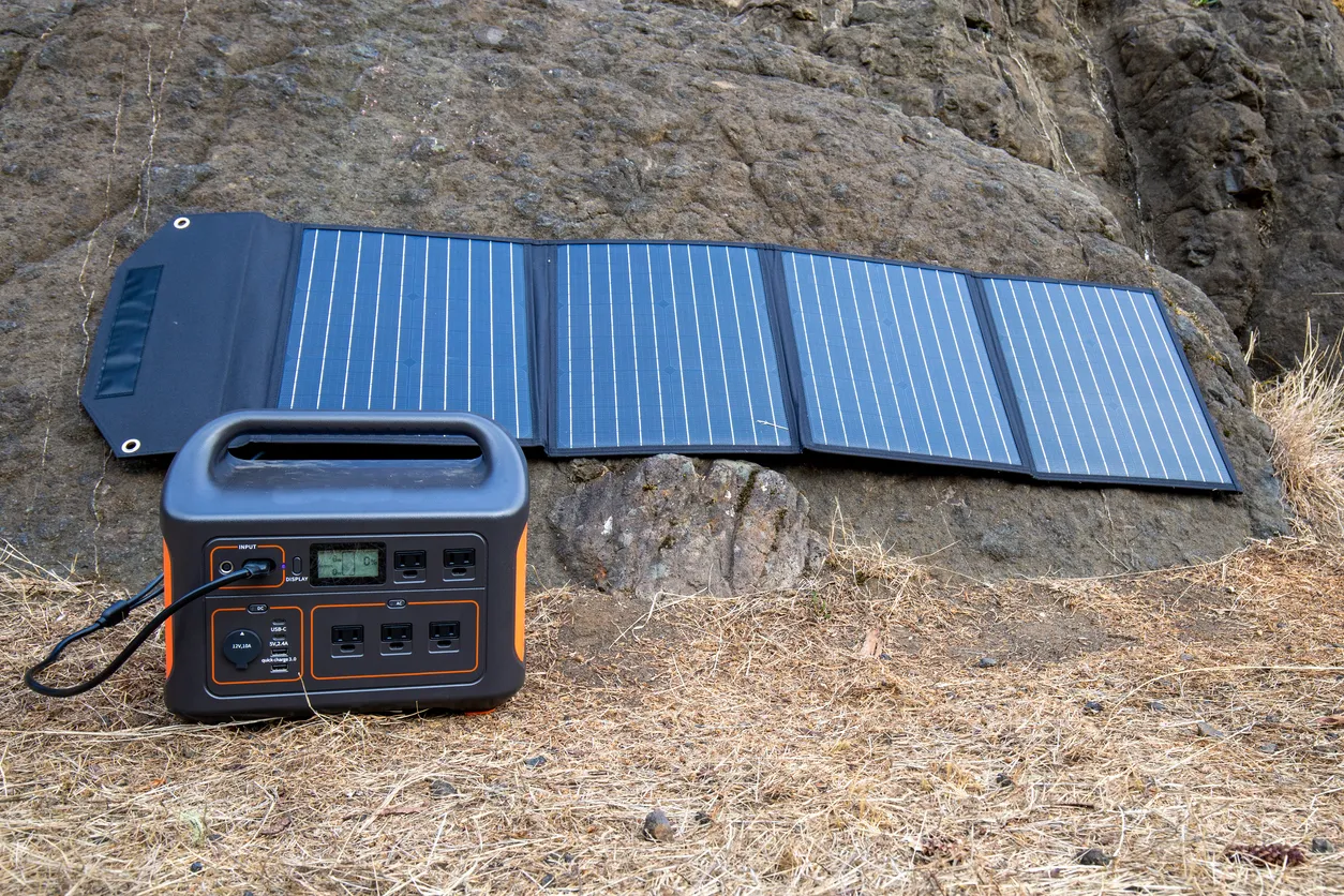 Foto de archivo de una estación de energía portátil con paneles solares