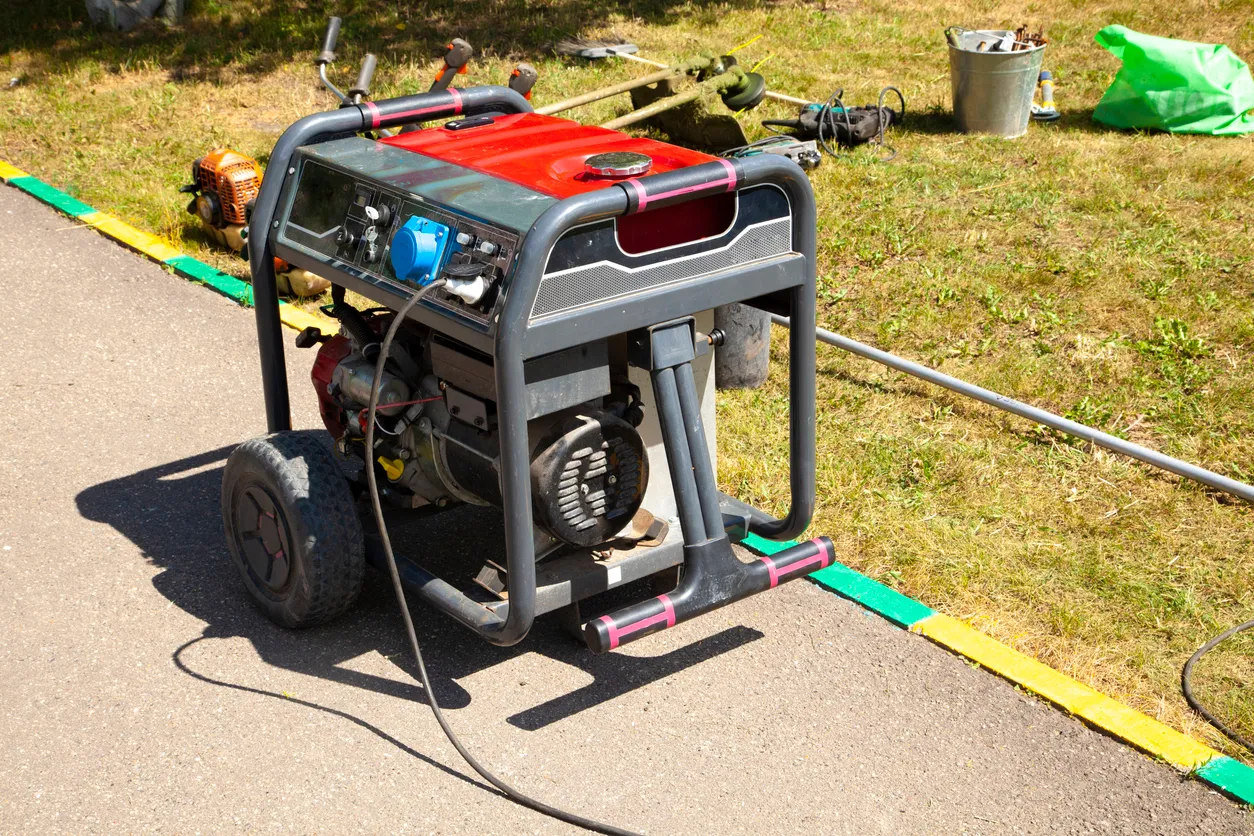 Generador de gasolina. Equipo para suministrar corriente. Medio para generar electricidad.