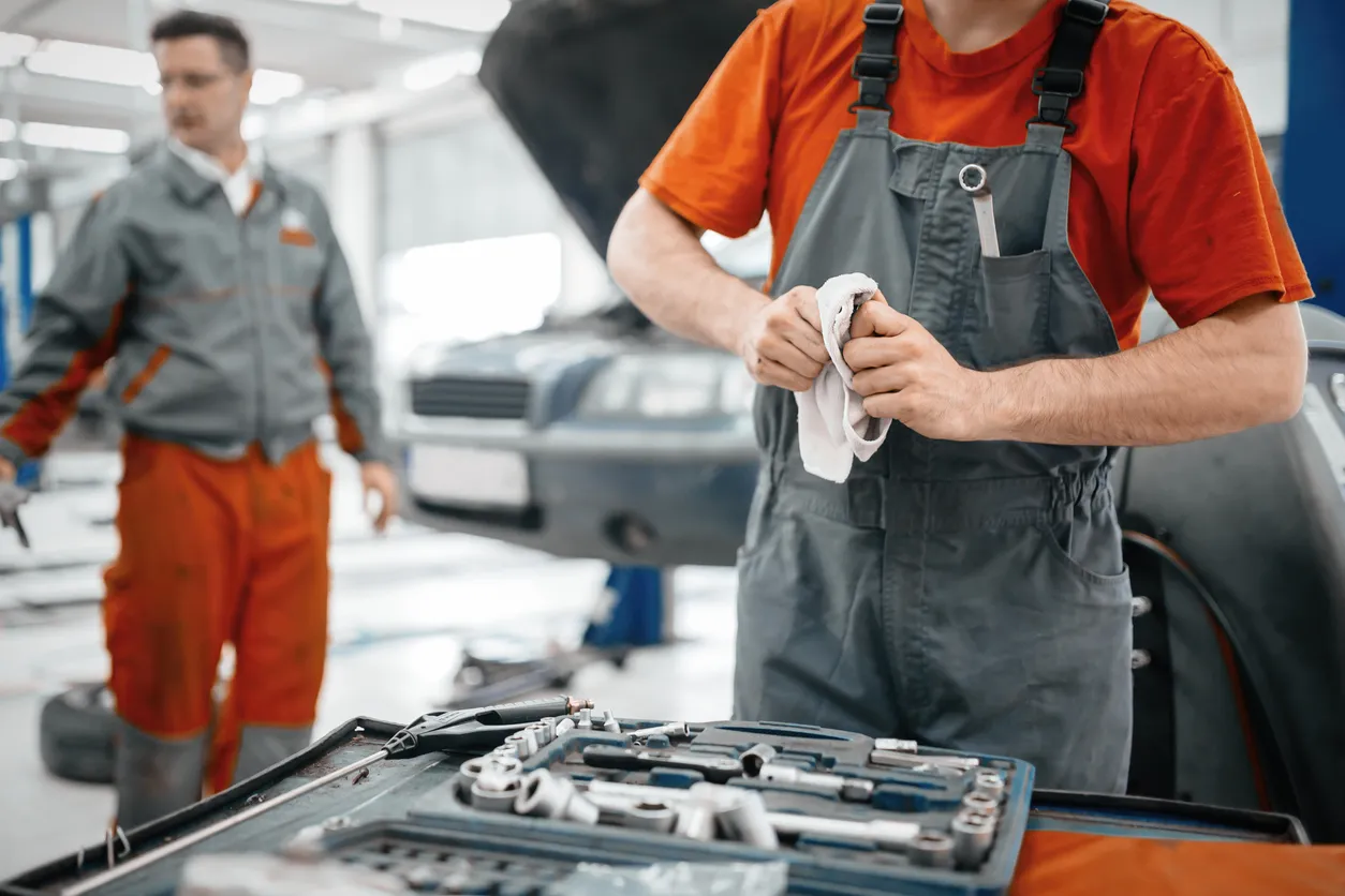 Mecánico de automóviles manteniendo las herramientas pulidas y limpias.
