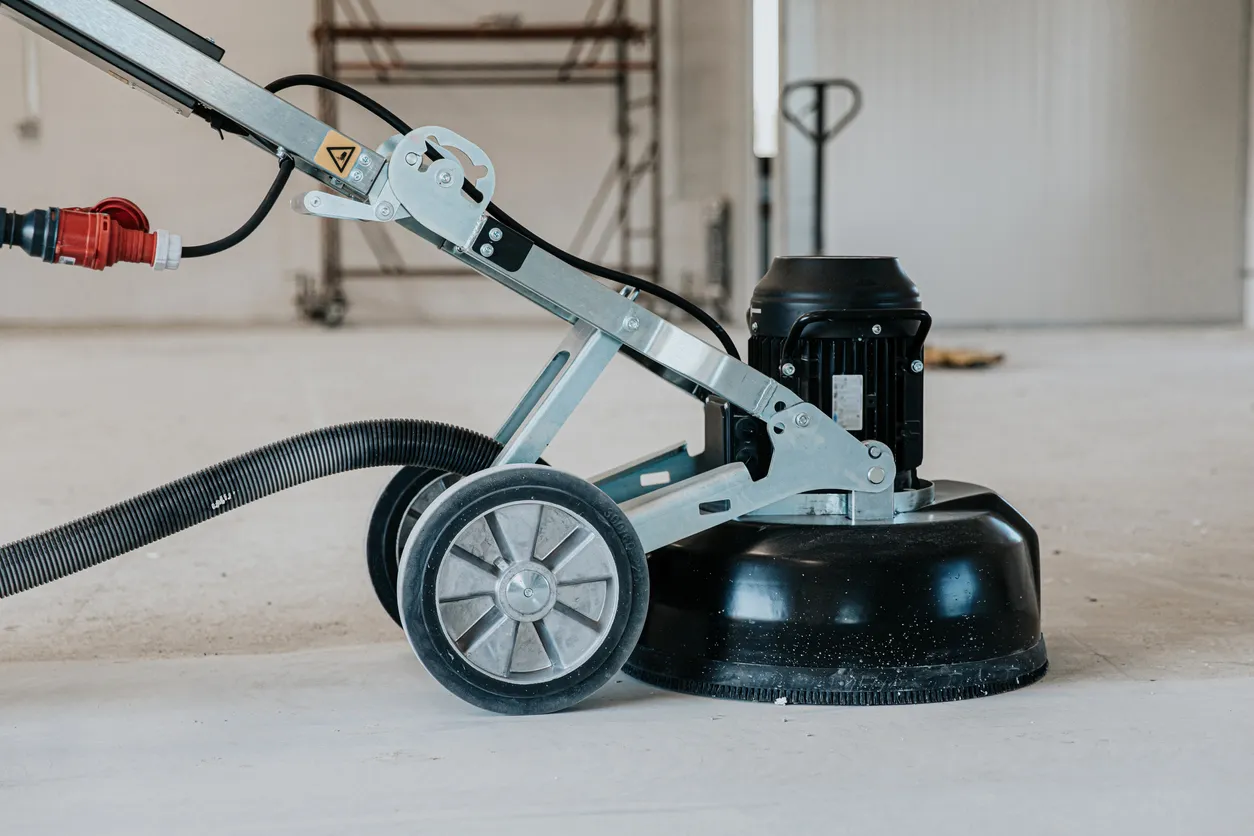 Máquina pulidora de superficies para alisado y acabado de pisos con endurecedor o epoxi de concreto en fábrica.