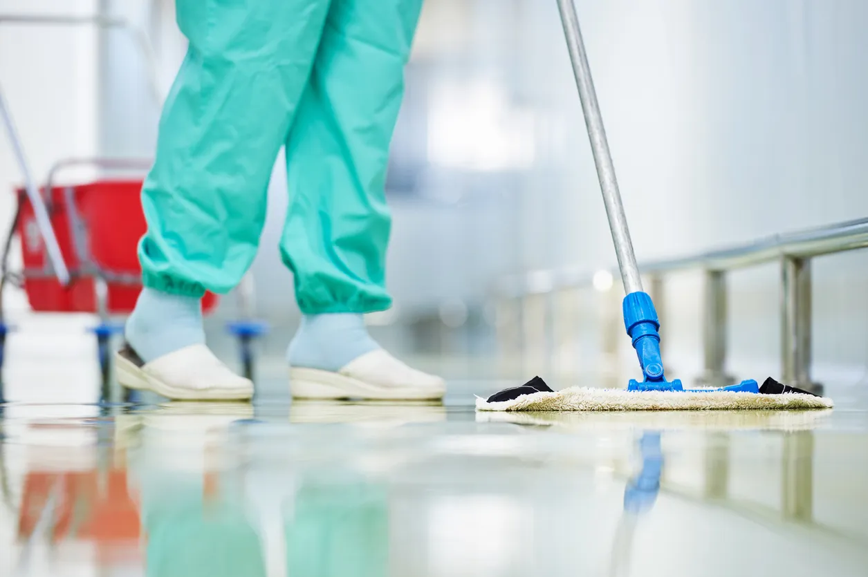 Servicios de cuidado y limpieza de pisos con fregona en fábrica estéril u hospital limpio